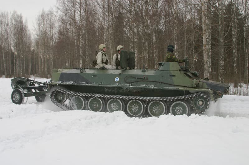 Финский МТ-ЛБВ буксирует 122-мм миномет
